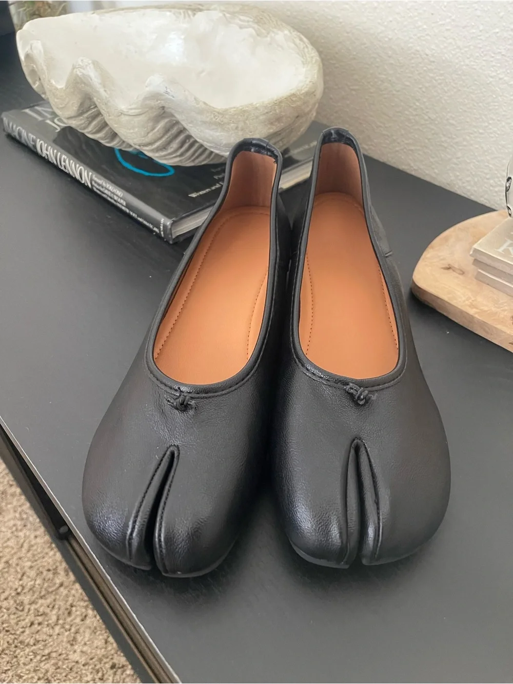 Tabis Japan Black Split-Toe Leather Women's Flats